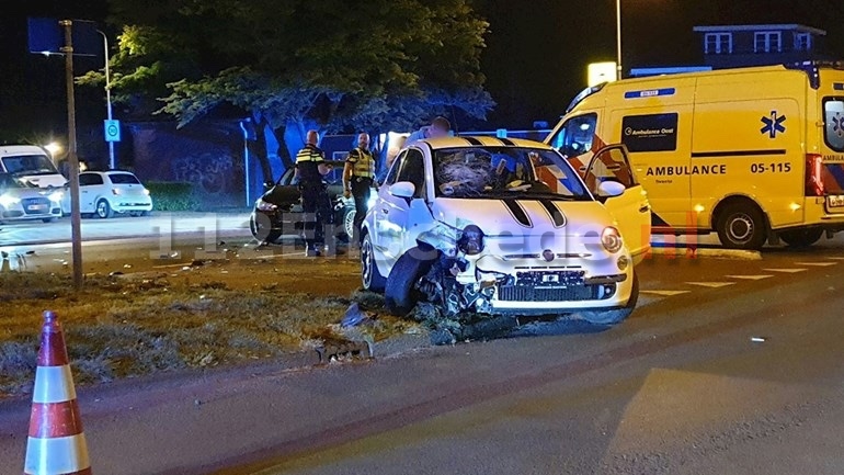 Auto’s total loss bij aanrijding op singel in Enschede