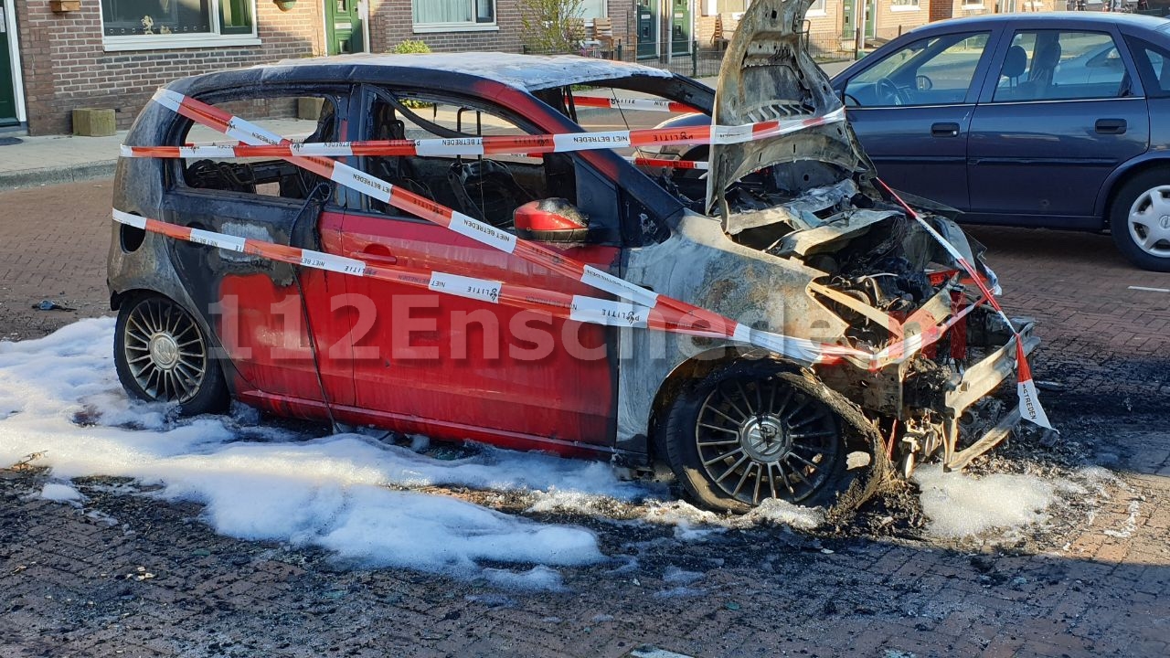 Video: Auto in Enschede verwoest door brand; politie doet onderzoek