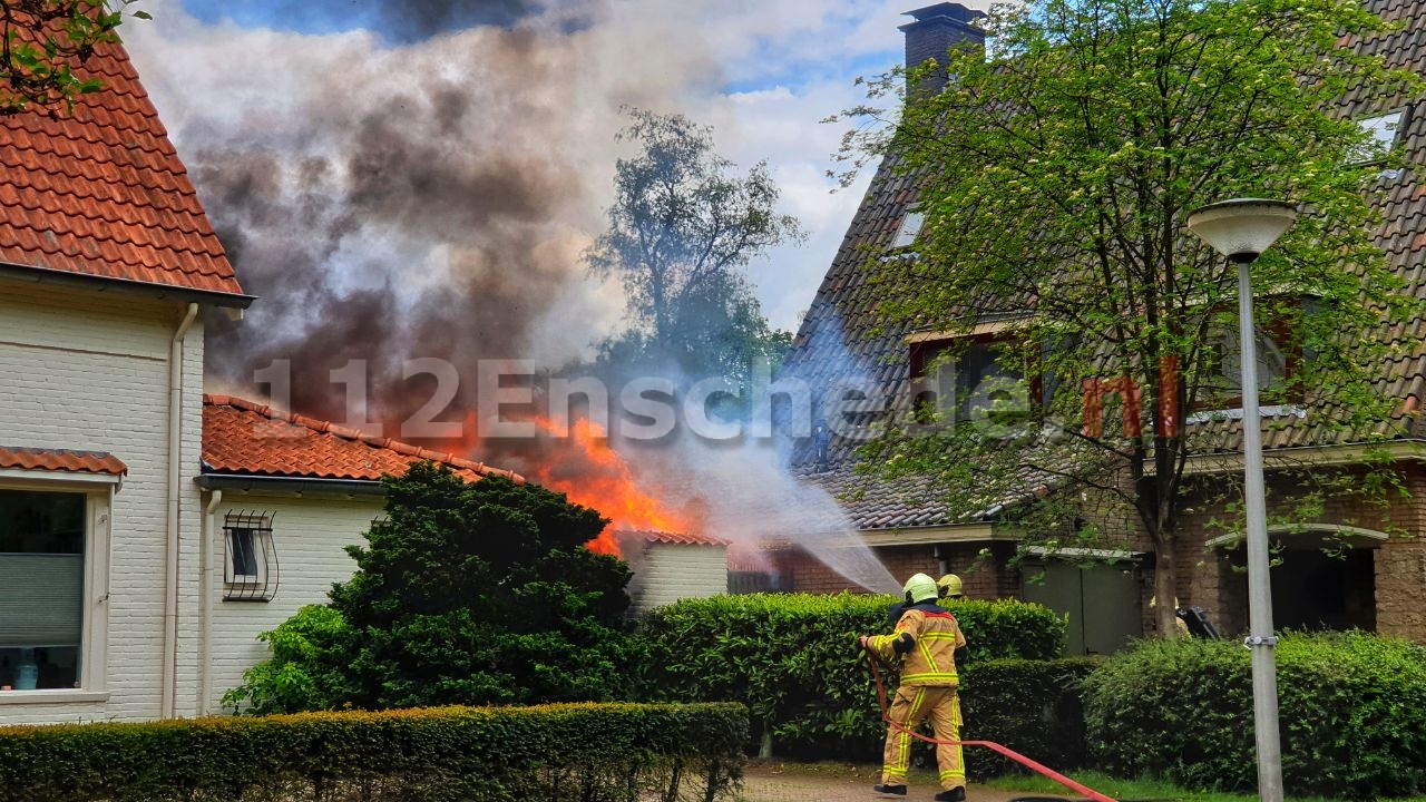 UPDATE: Grote uitslaande brand bij twee woningen in Enschede