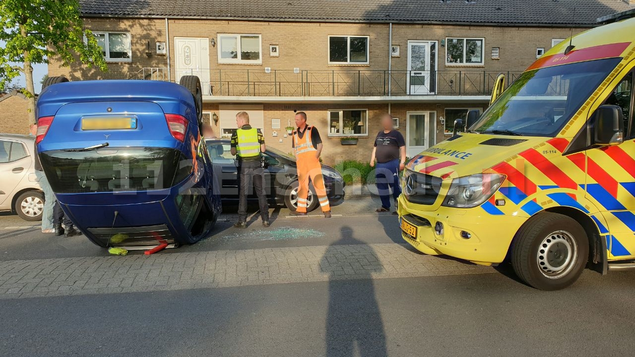 Auto op de kop midden in woonwijk Enschede