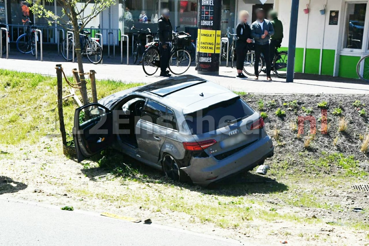 Auto rijdt nieuwe wadi in op Oldenzaalsestraat in Enschede, fietser gewond