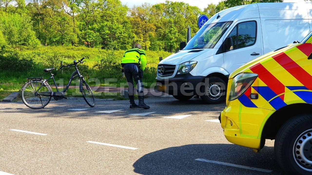 Fietser gewond bij aanrijding met busje in Enschede
