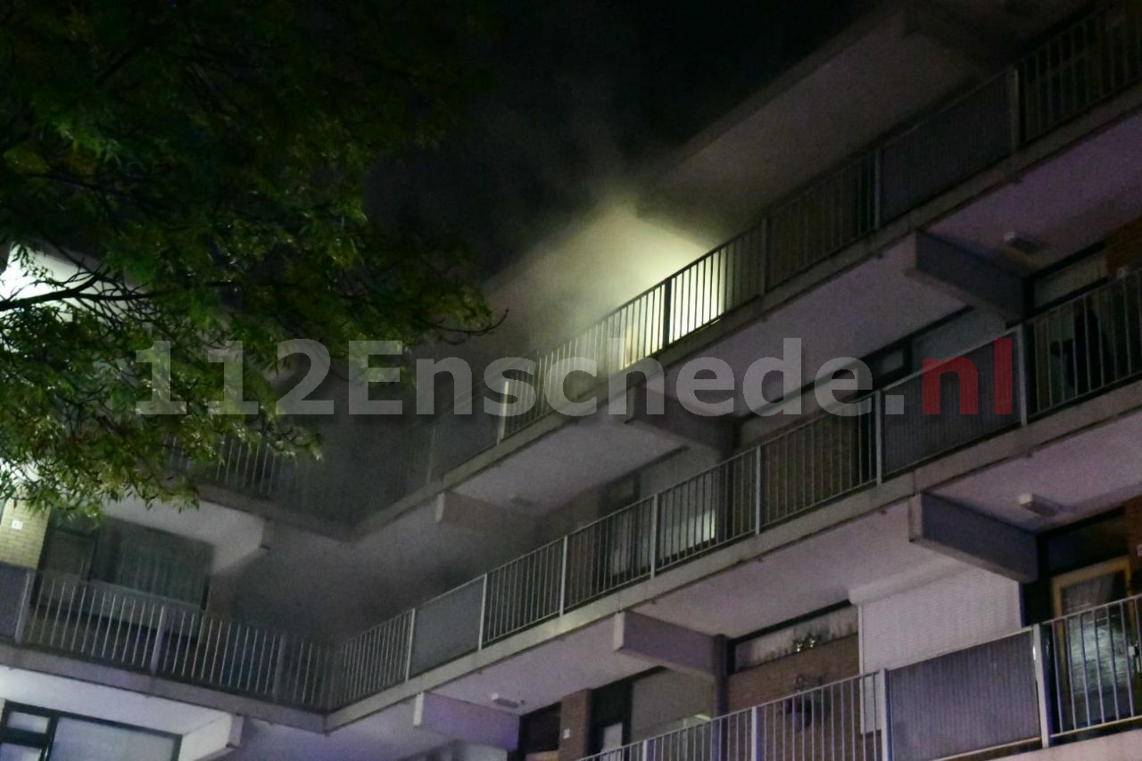 Bankstel in brand in flatgebouw Enschede-Zuid