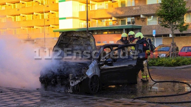 Auto verwoest door brand in Enschede
