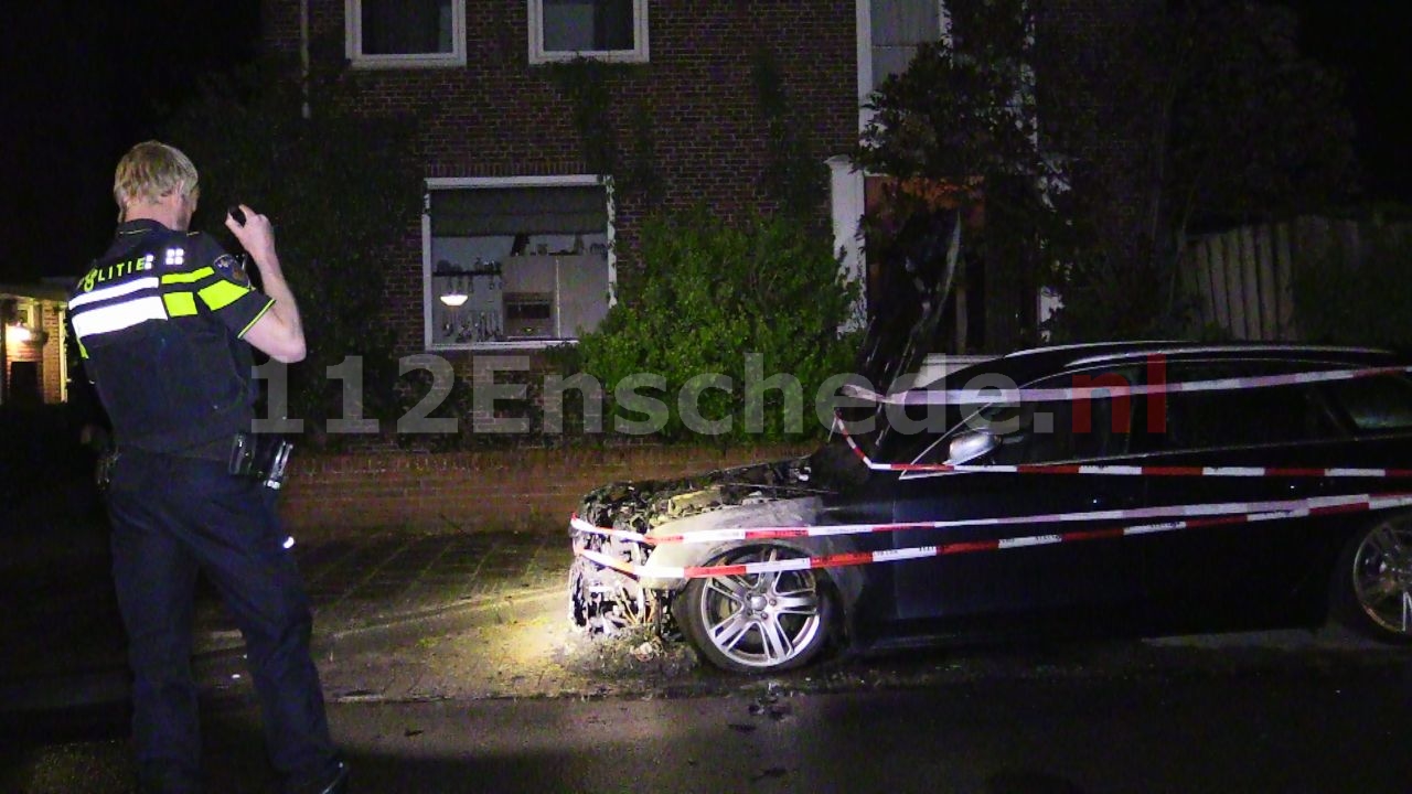 Geparkeerde auto in Enschede in brand gestoken