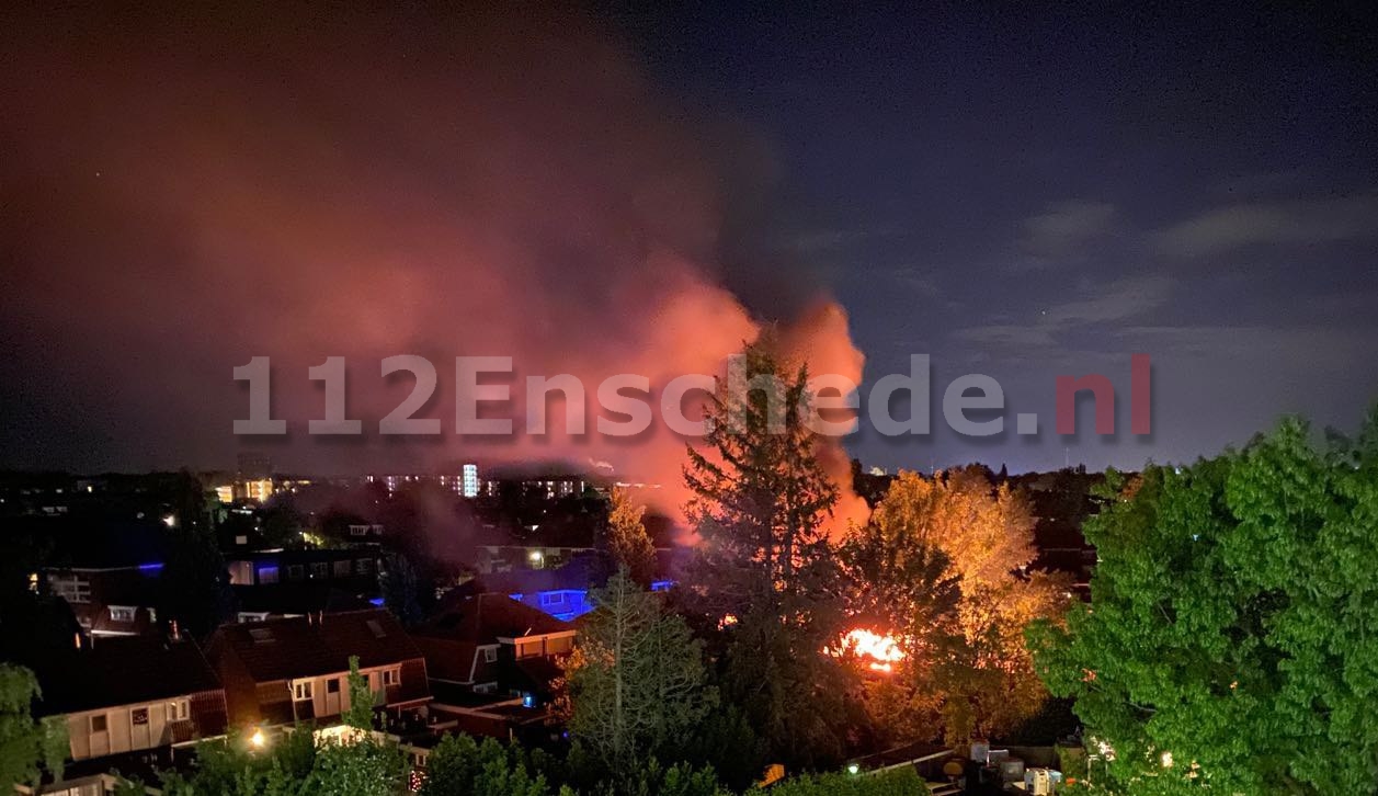 UPDATE (foto): Metershoge vlammen bij brand in Enschede