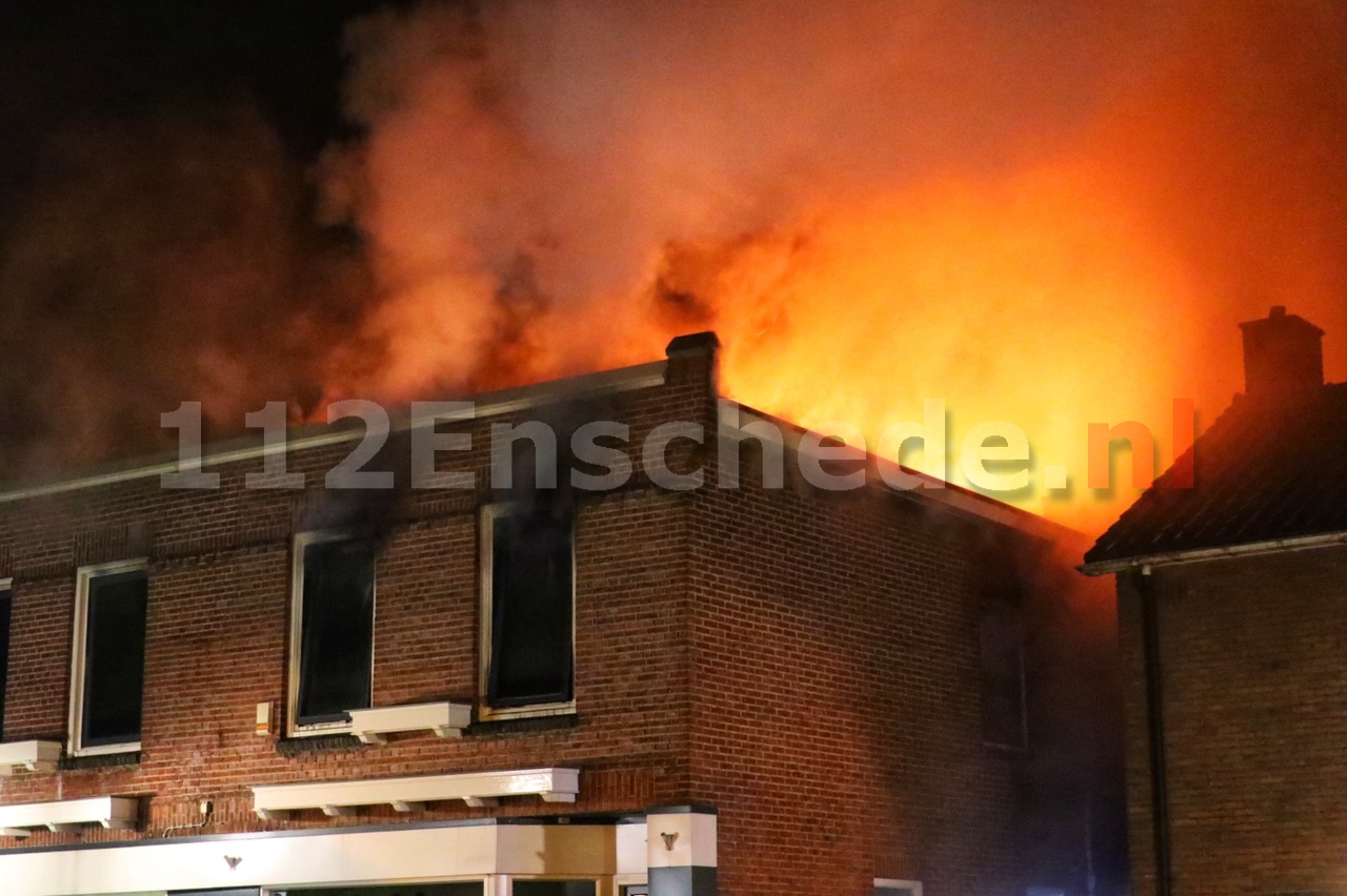 Video: Grote uitslaande brand in Glanerbrug, woning verwoest