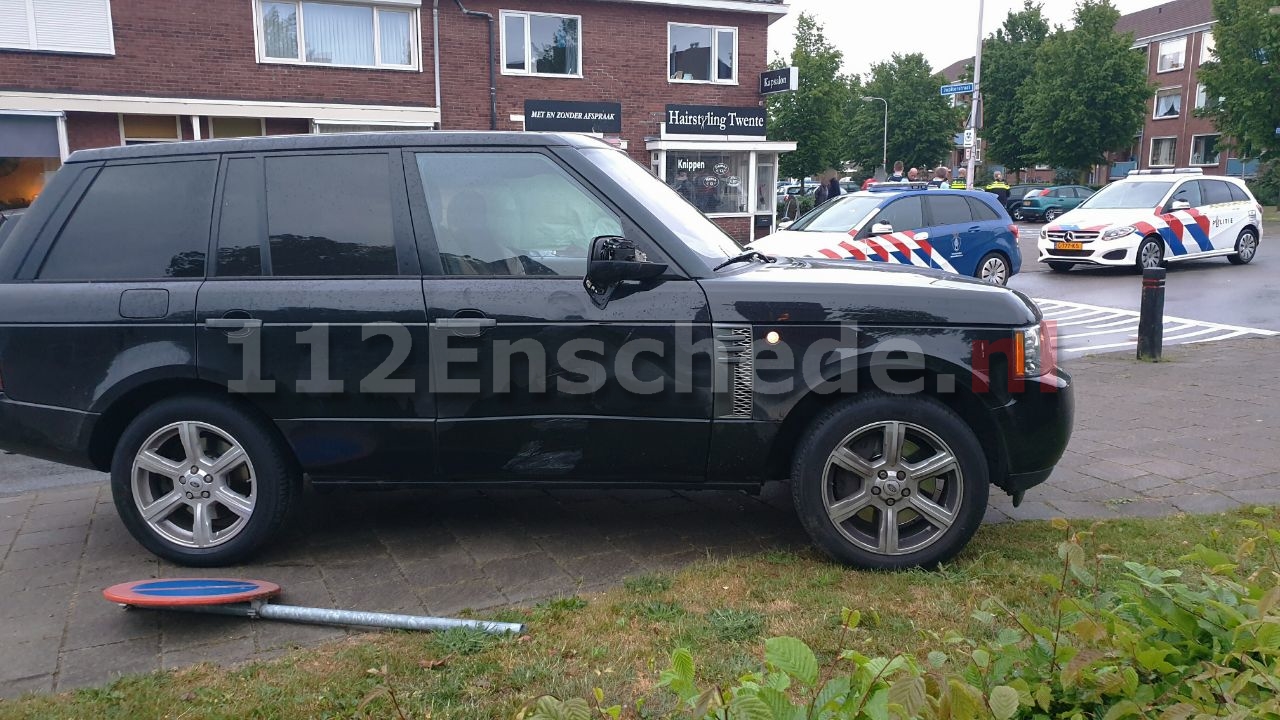 Auto’s botsen op de Zonstraat in Enschede