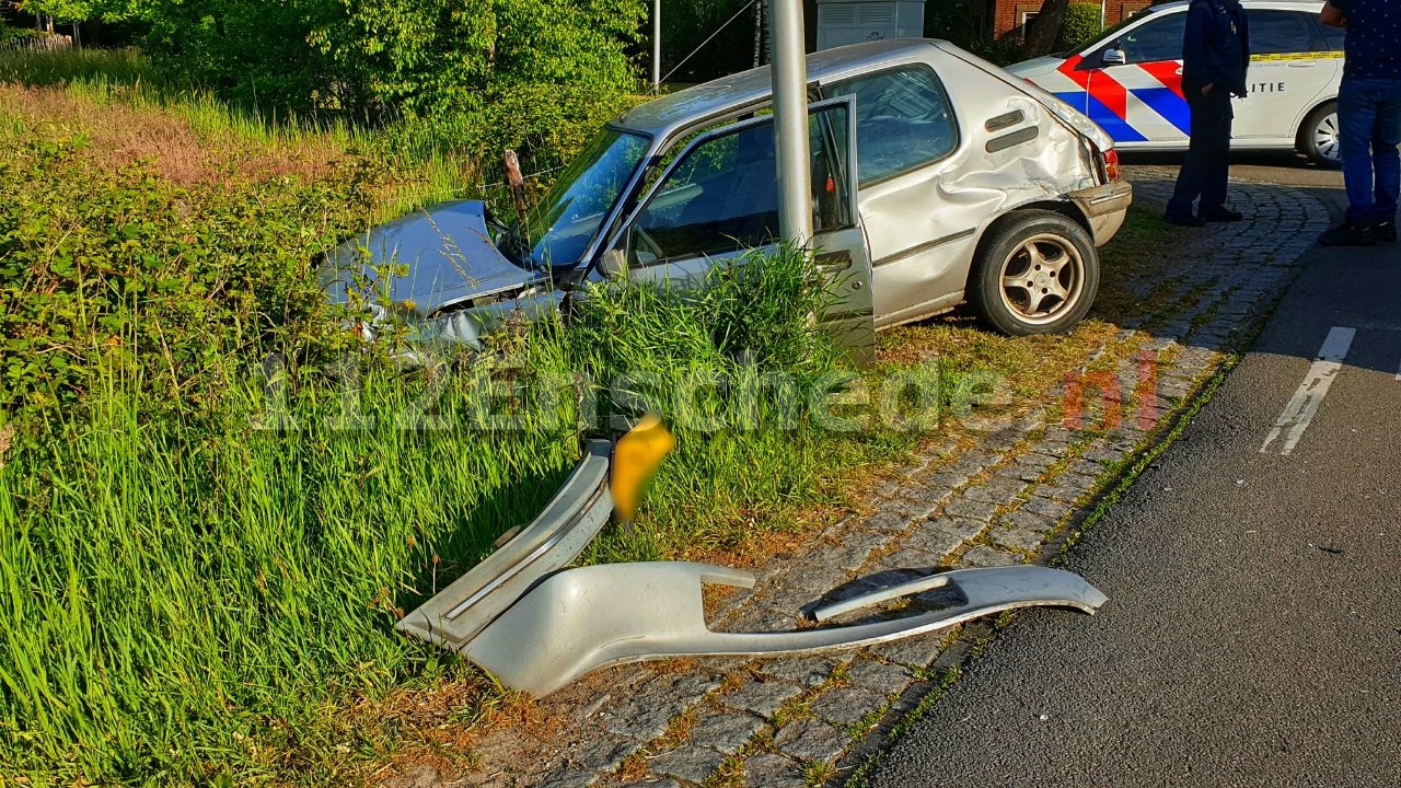 Auto in sloot na aanrijding in Enschede