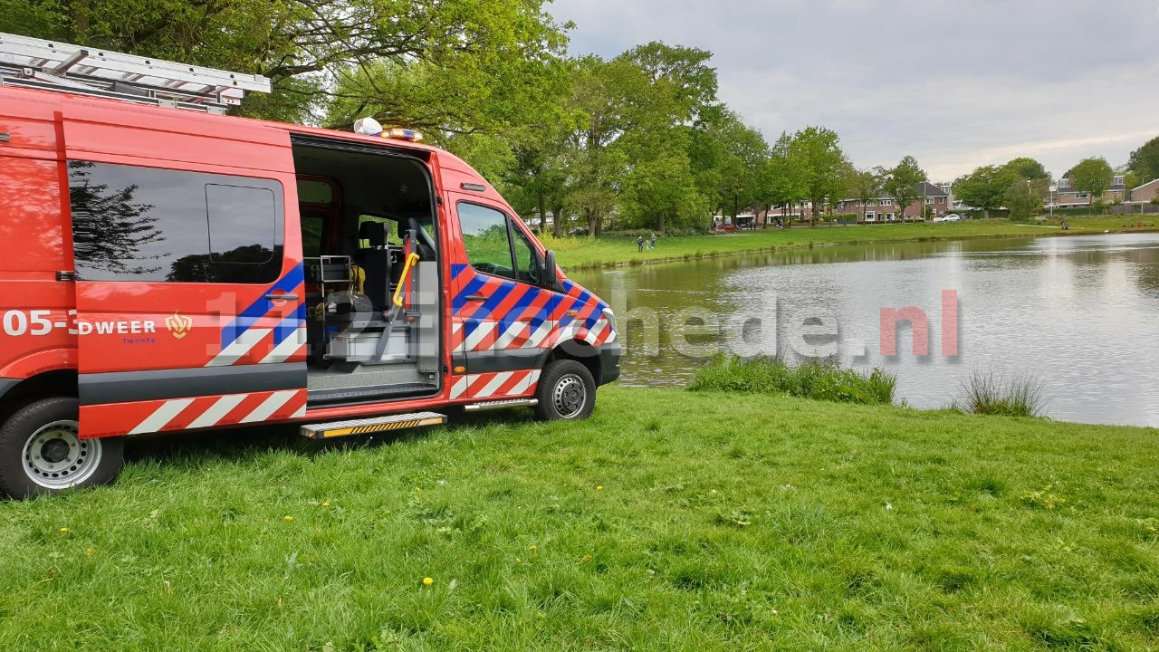 Duikers doorzoeken vijver in Enschede na achtervolging