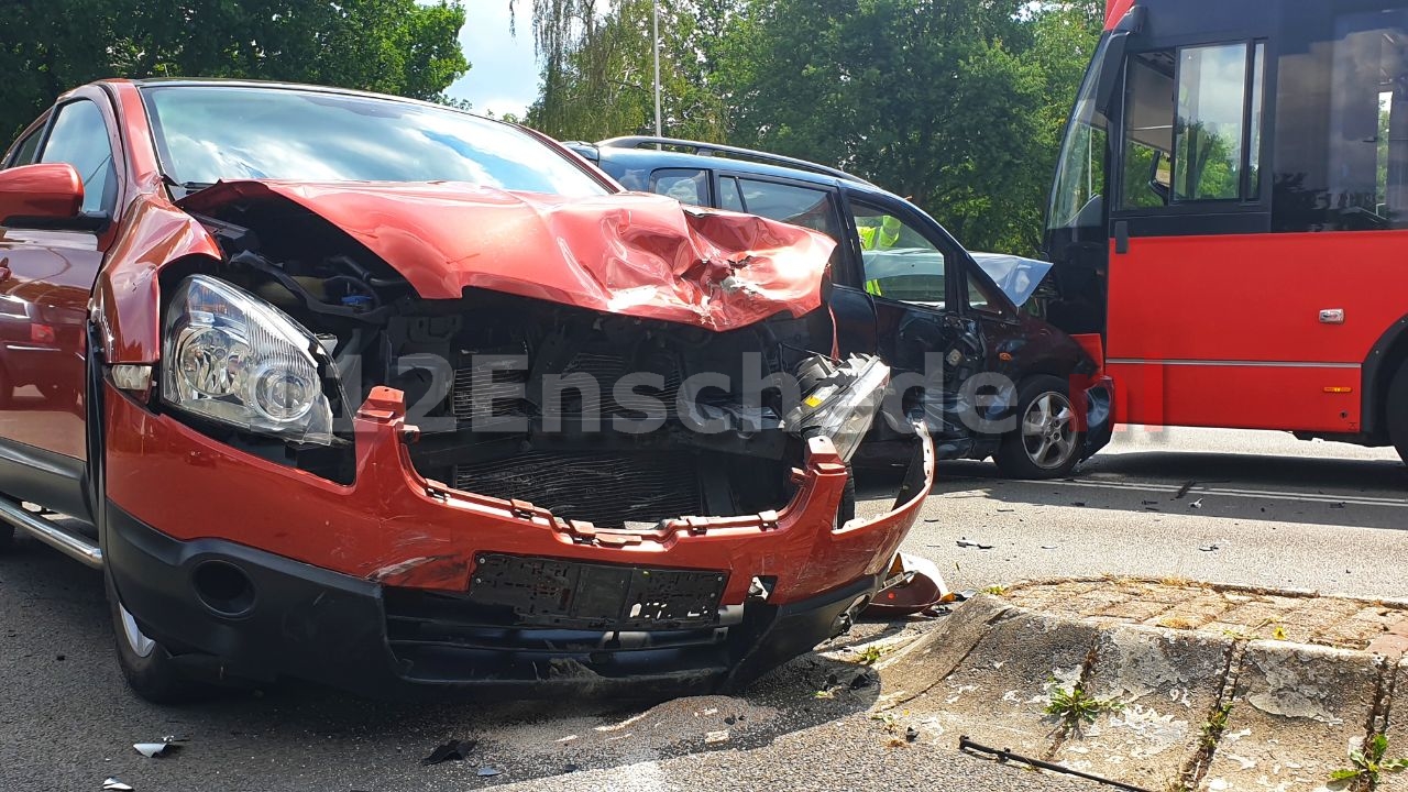 Aanrijding met twee auto’s en lijnbus in Enschede