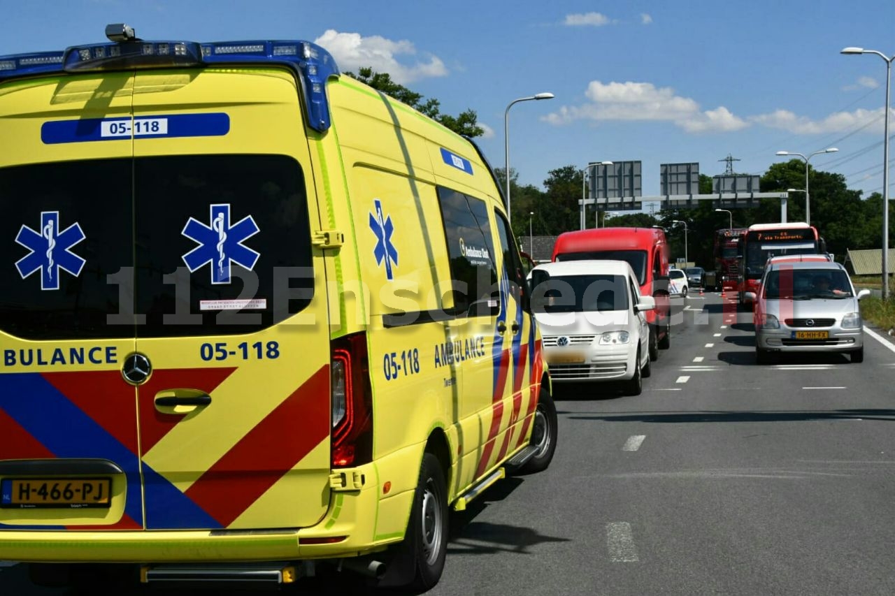 Automobilist naar het ziekenhuis na aanrijding in Enschede