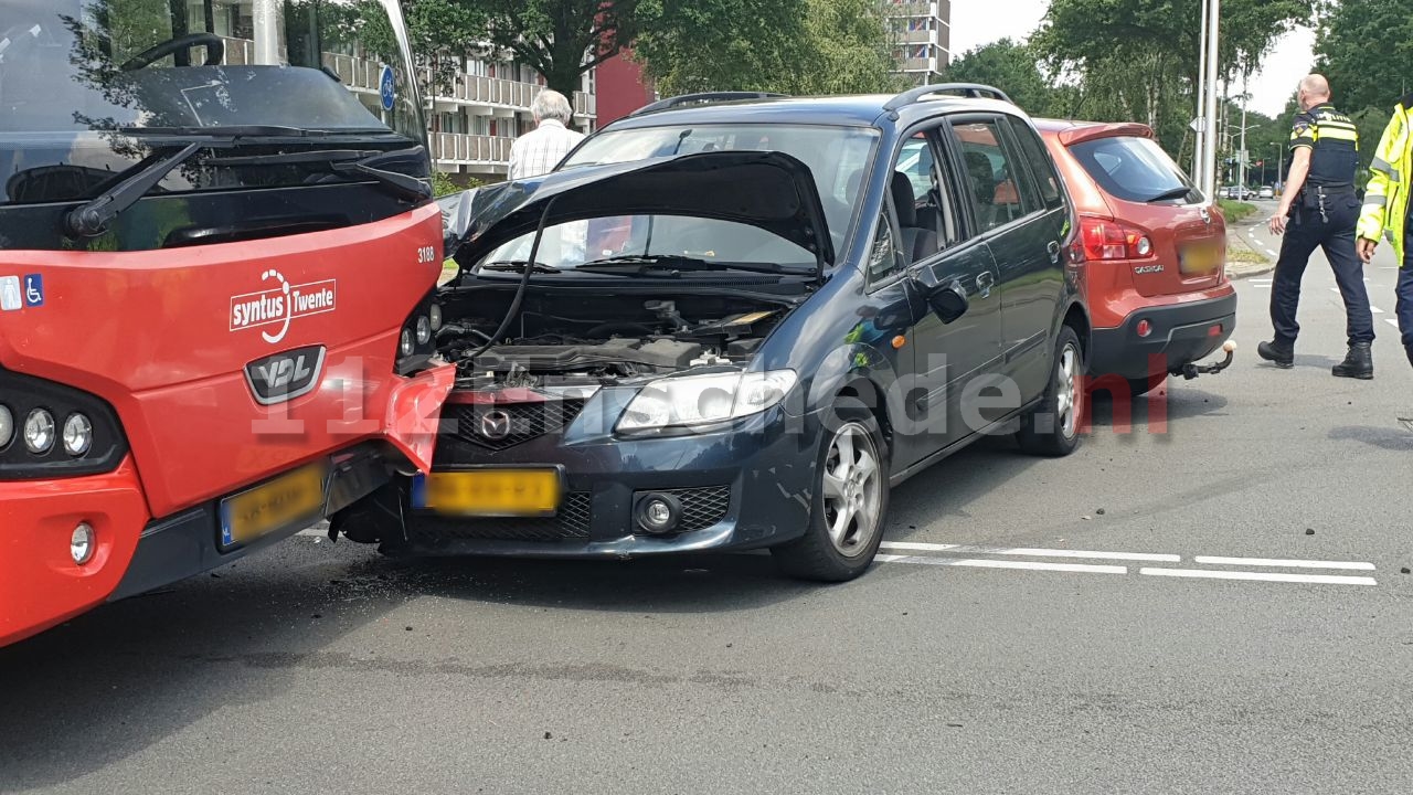 VIDEO: Forse schade bij aanrijding met twee auto’s en lijnbus in Enschede