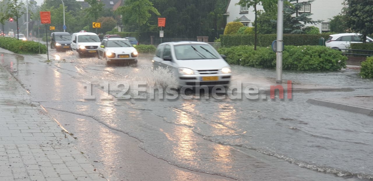 Straten blank door hevige regenval