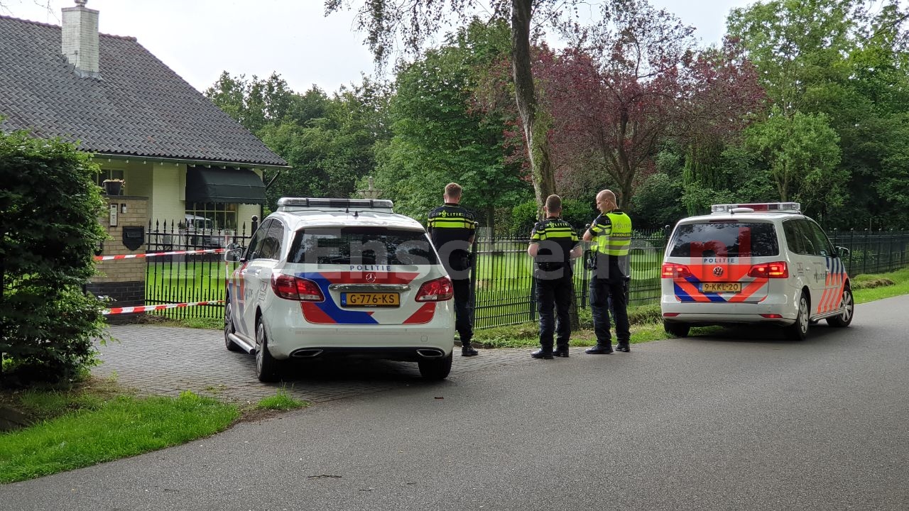 Vrouw vastgebonden en met vuurwapen bedreigd bij woningoverval in Enschede