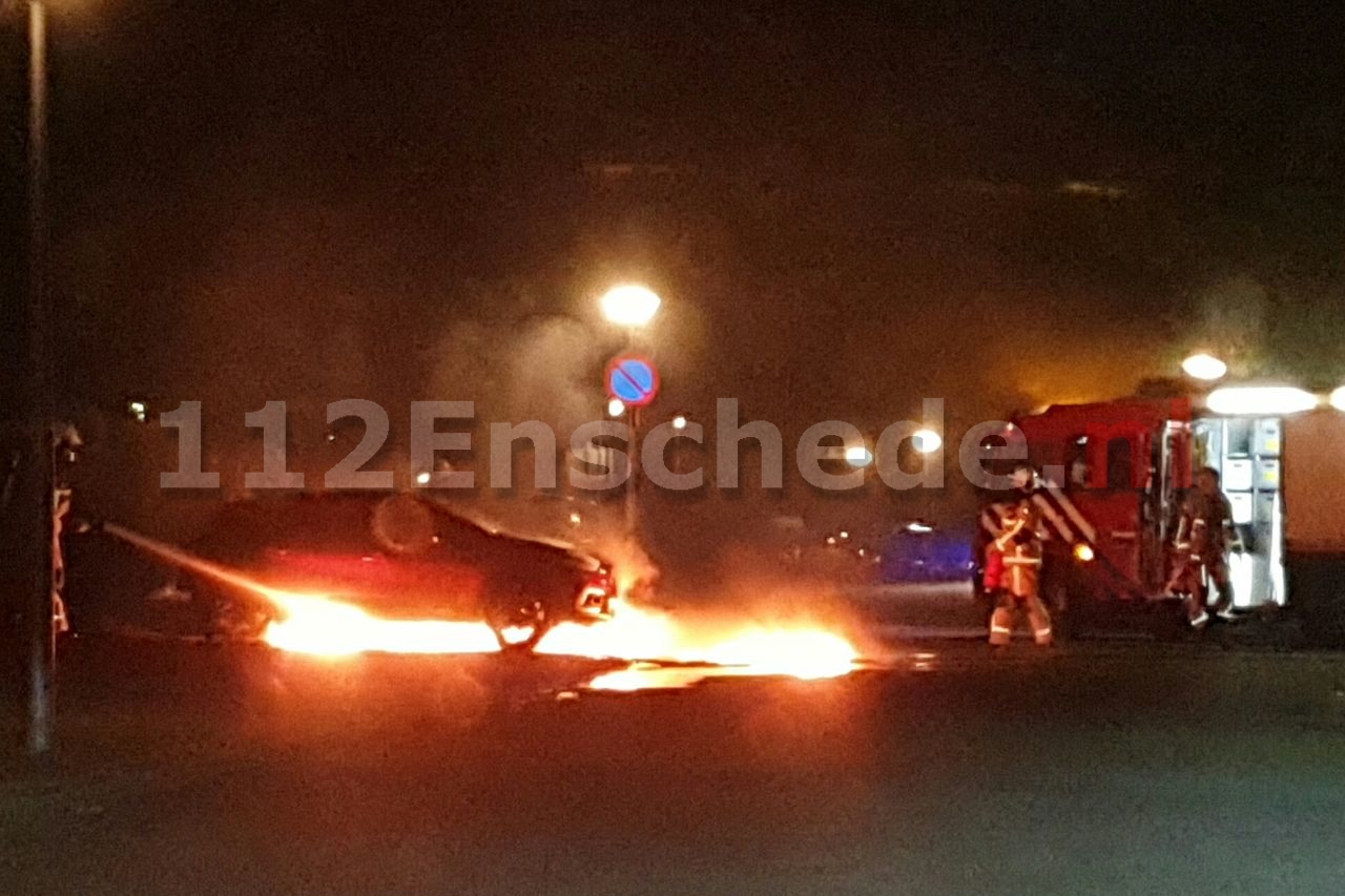 Video: Brand verwoest twee auto’s in Enschede