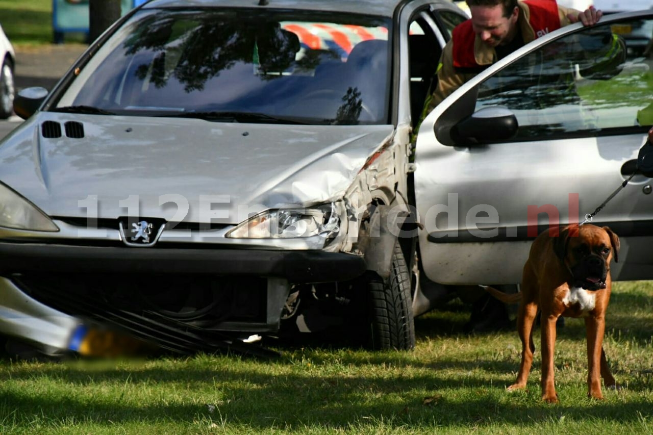 Ravage bij aanrijding op singel in Enschede: drie auto’s geramd