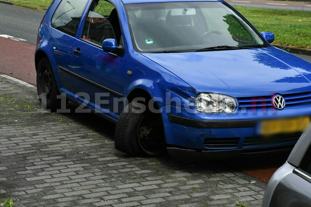 UPDATE: Geparkeerde auto’s geramd op singel in Enschede; automobiliste aangehouden