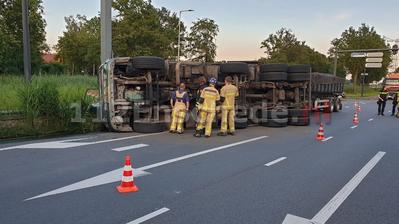 Foto’s: Vrachtwagen gekanteld in Enschede; politie zoekt met speurhonden naar chauffeur