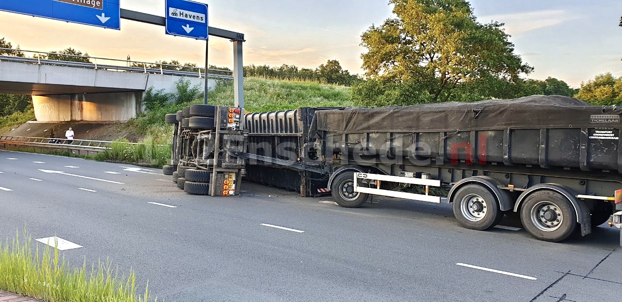 Vrachtwagen gekanteld in Enschede