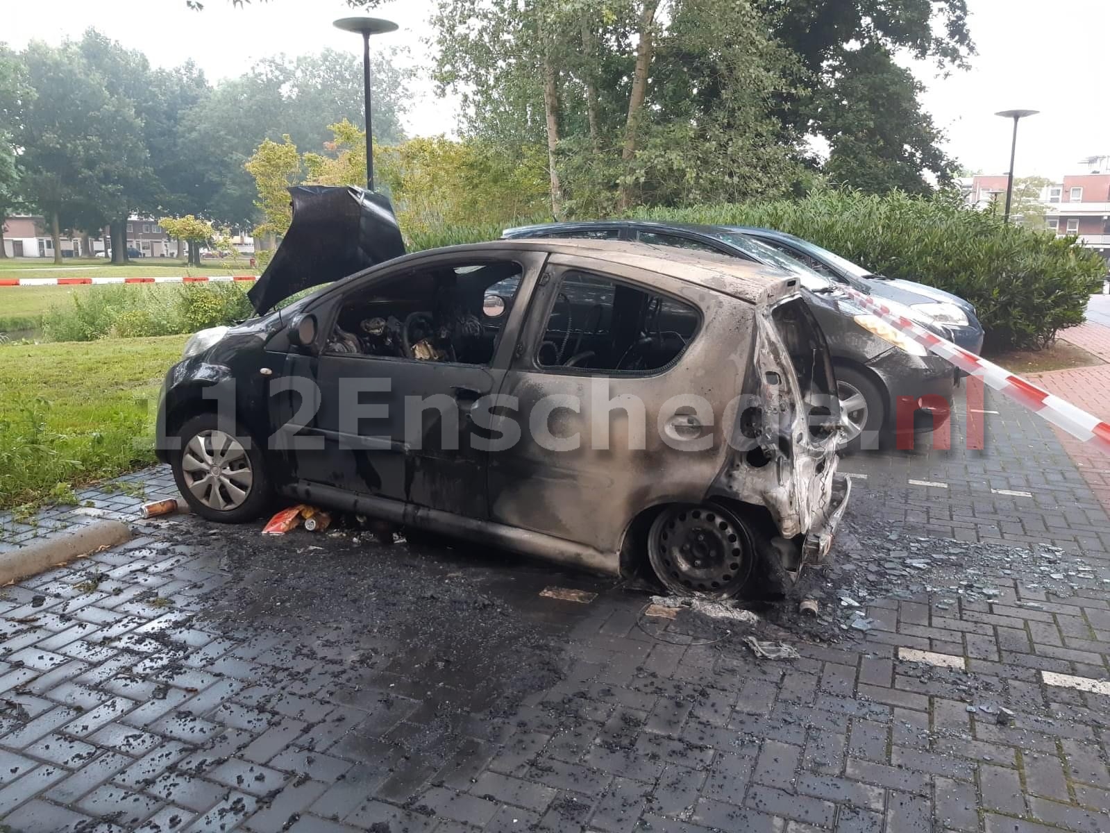 Geparkeerde auto in Enschede volledig uitgebrand; politie zoekt getuigen