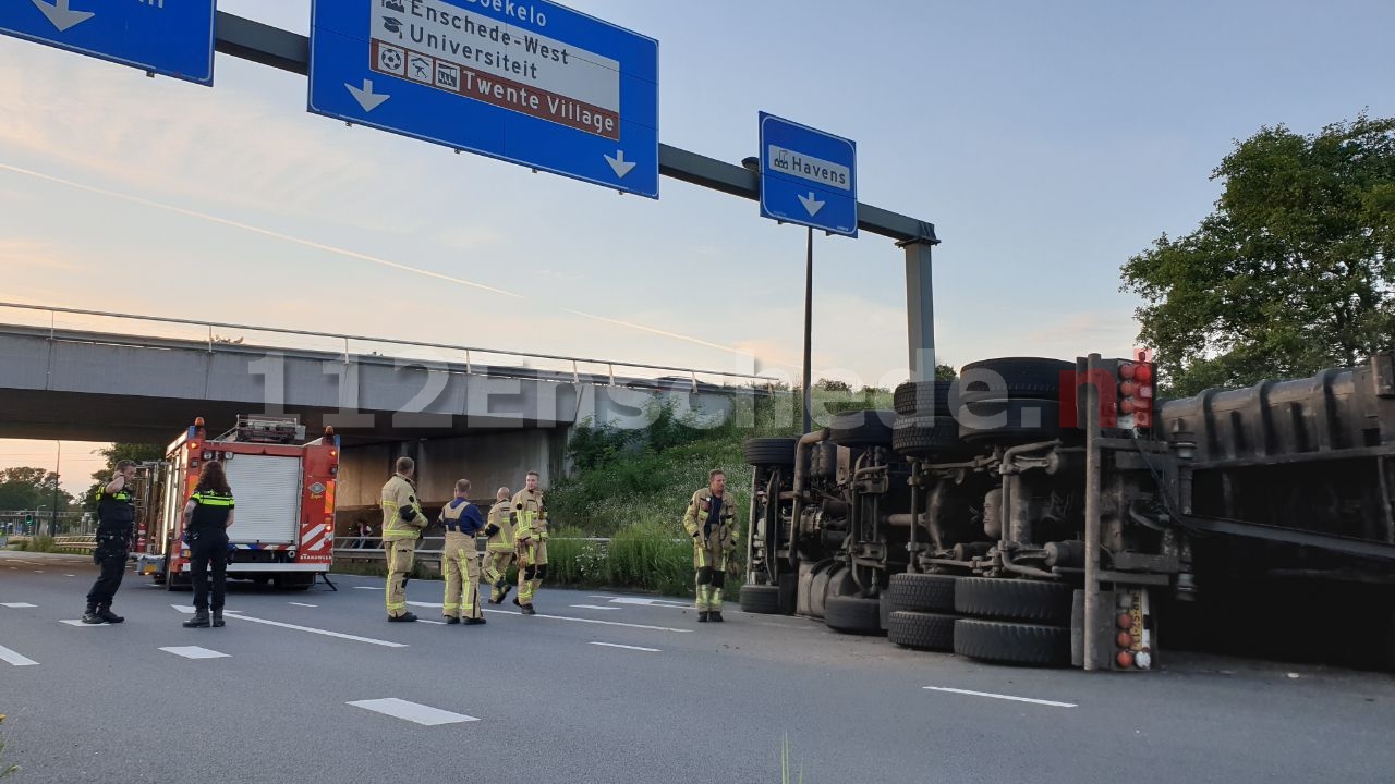 VIDEO: Vrachtwagen gekanteld in Enschede; politie zoekt met speurhonden naar chauffeur