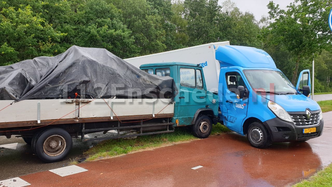 Vrachtwagentjes botsen op de Euregioweg in Enschede