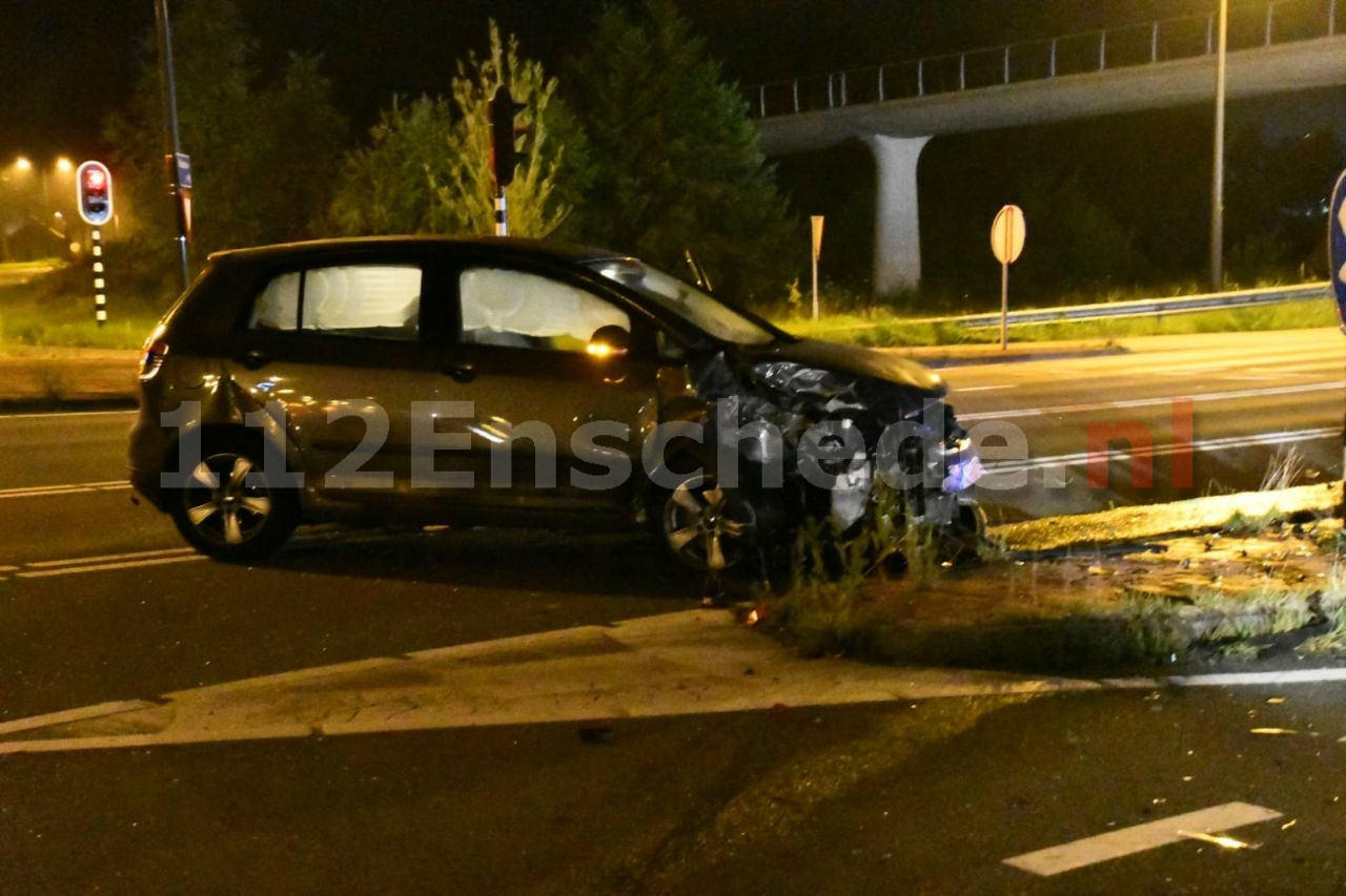 Auto’s total loss bij zware aanrijding in Enschede
