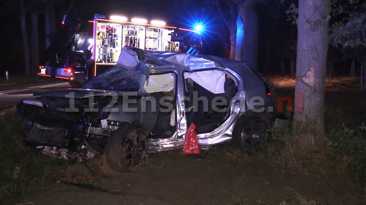 Video: Ernstige aanrijding in Enschede; bestuurder zit 1,5 uur bekneld