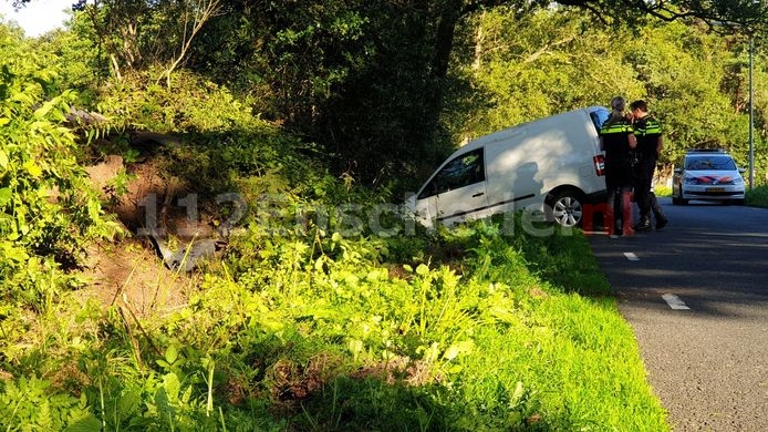 Bestelbus vliegt uit de bocht in Boekelo: bestuurder gewond