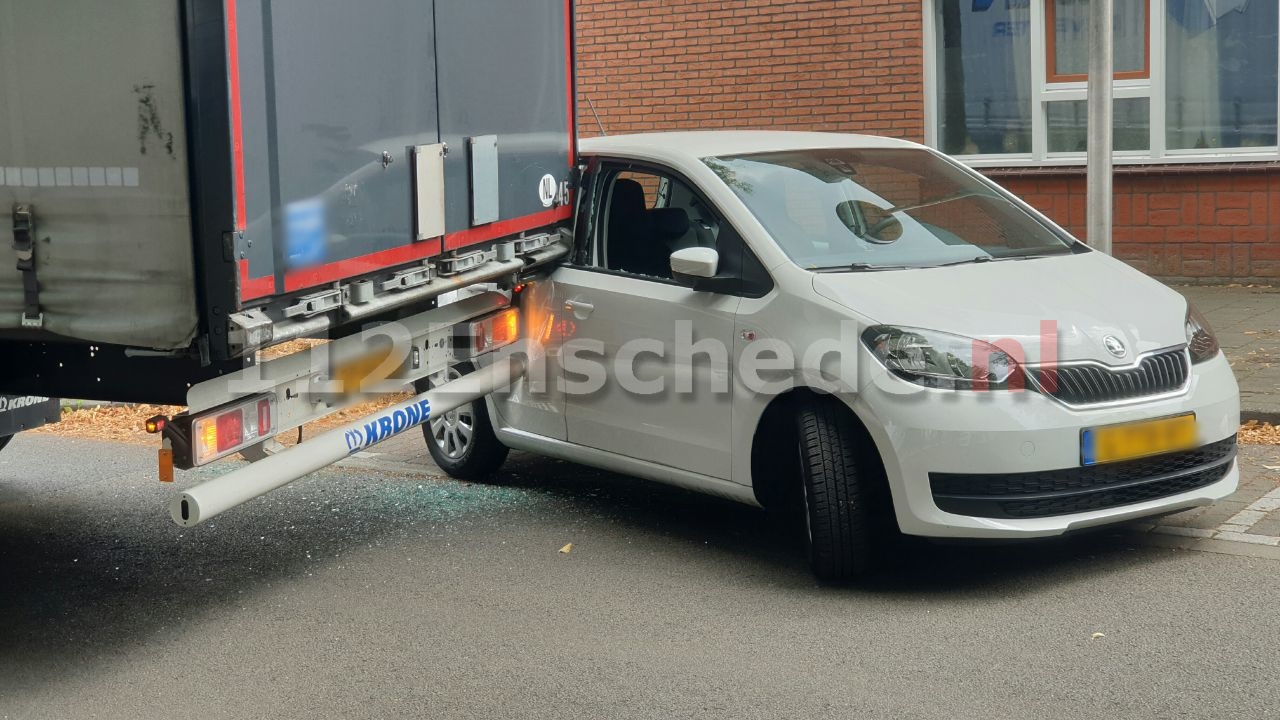 Vrachtwagen botst op geparkeerde auto in Enschede