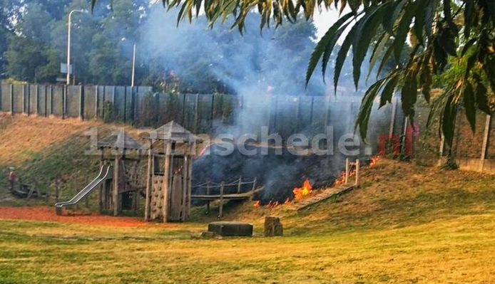 Bosschage in brand in wijk Bothoven Enschede