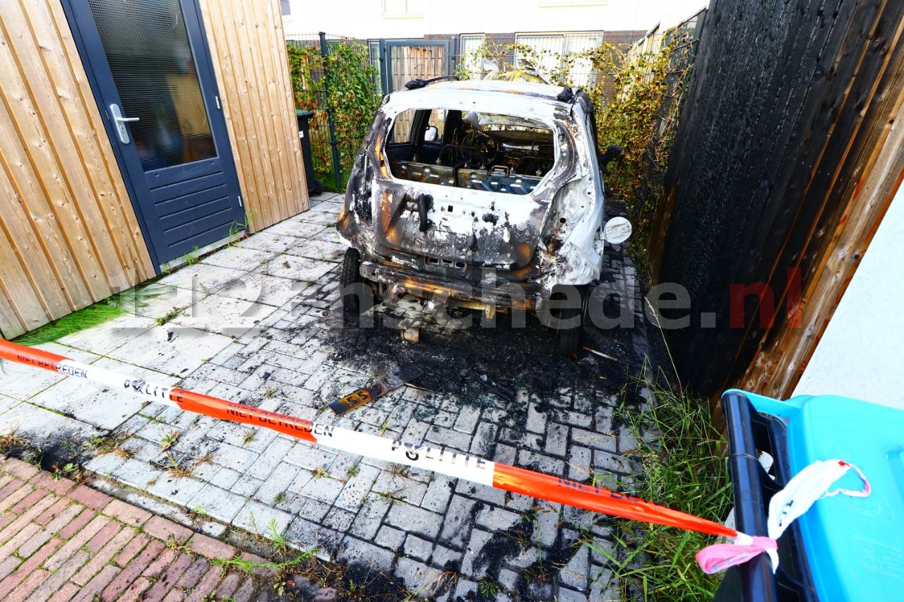 Flinke schade bij daglicht zichtbaar na autobrand in Enschede