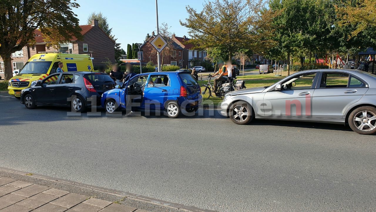 Aanrijding tussen drie auto’s in Enschede