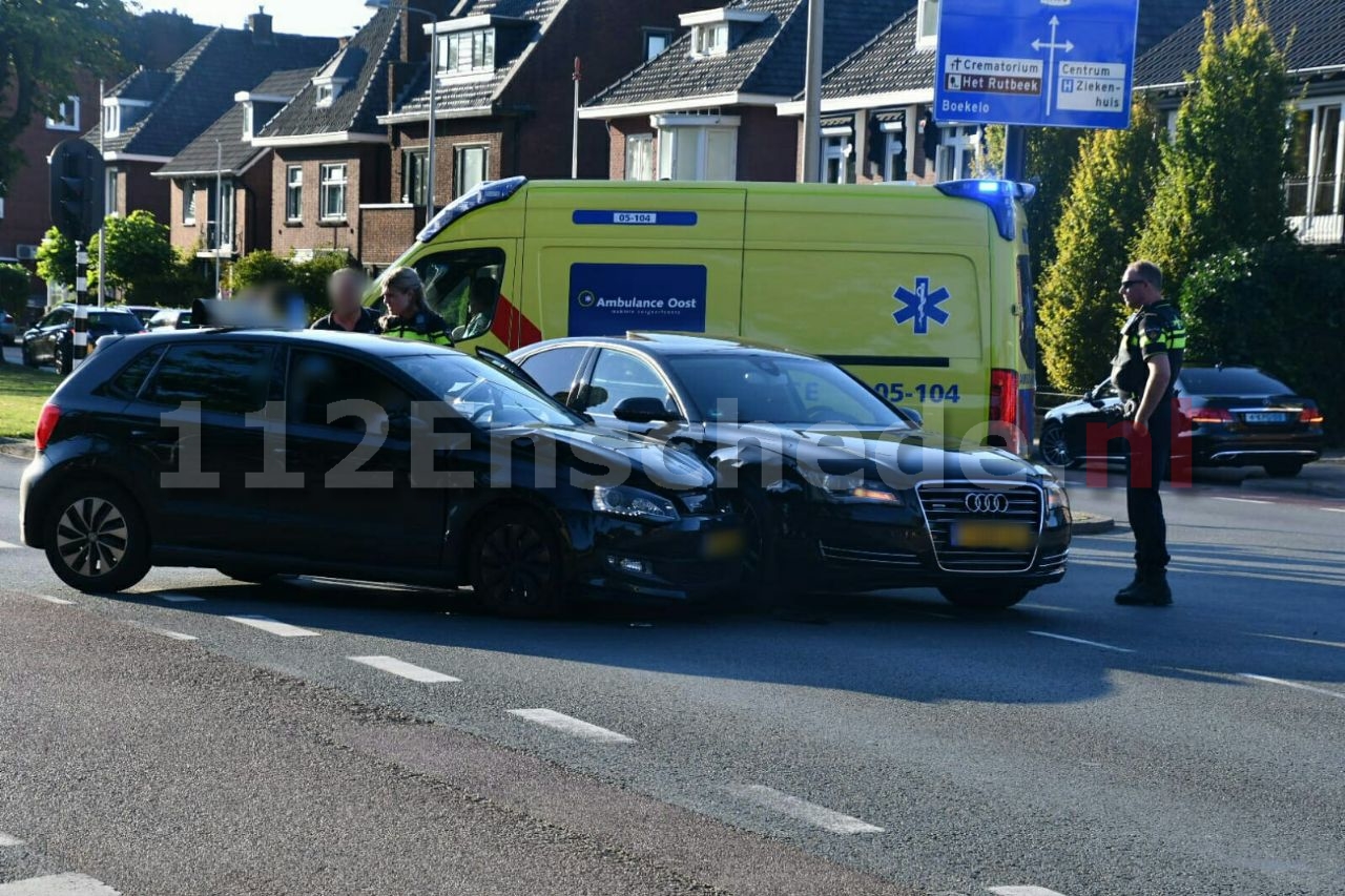 Flinke schade bij ongeval tussen twee auto’s in Enschede