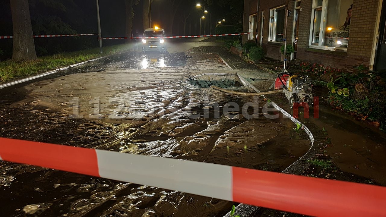 Hoofdwaterleiding knapt in wijk Deppenbroek in Enschede