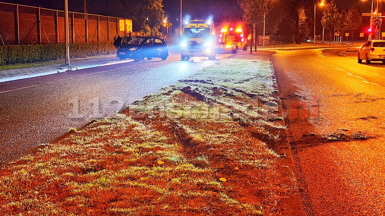 Auto vliegt van de singel in Enschede