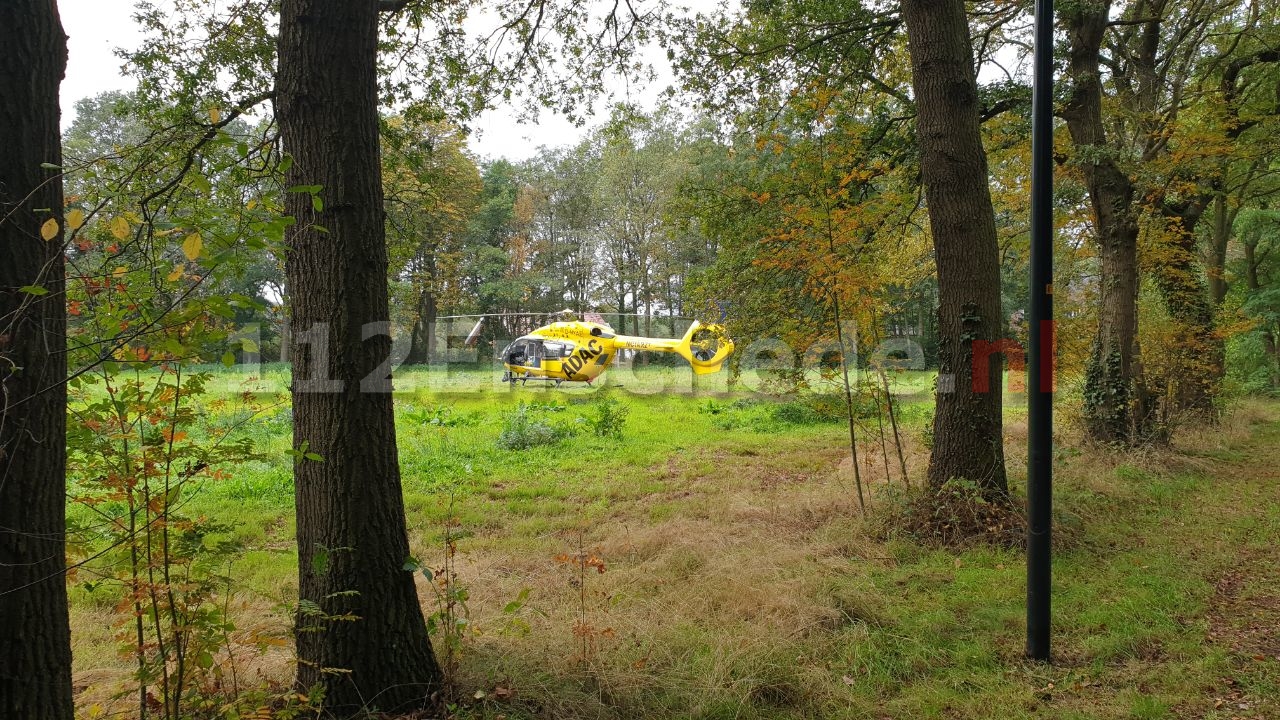 Traumahelikopter landt in buitengebied Enschede na ongeval op bouwplaats