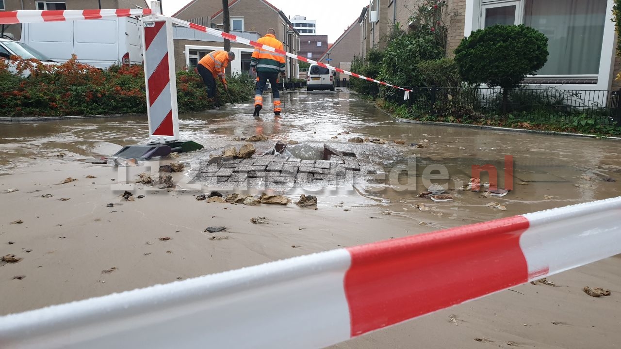 Waterleiding geknapt in woonwijk Enschede