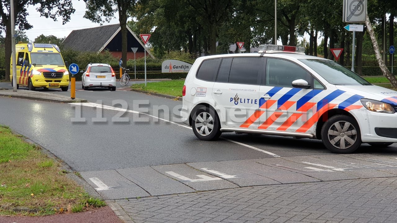 Auto en fietser botsen in Enschede