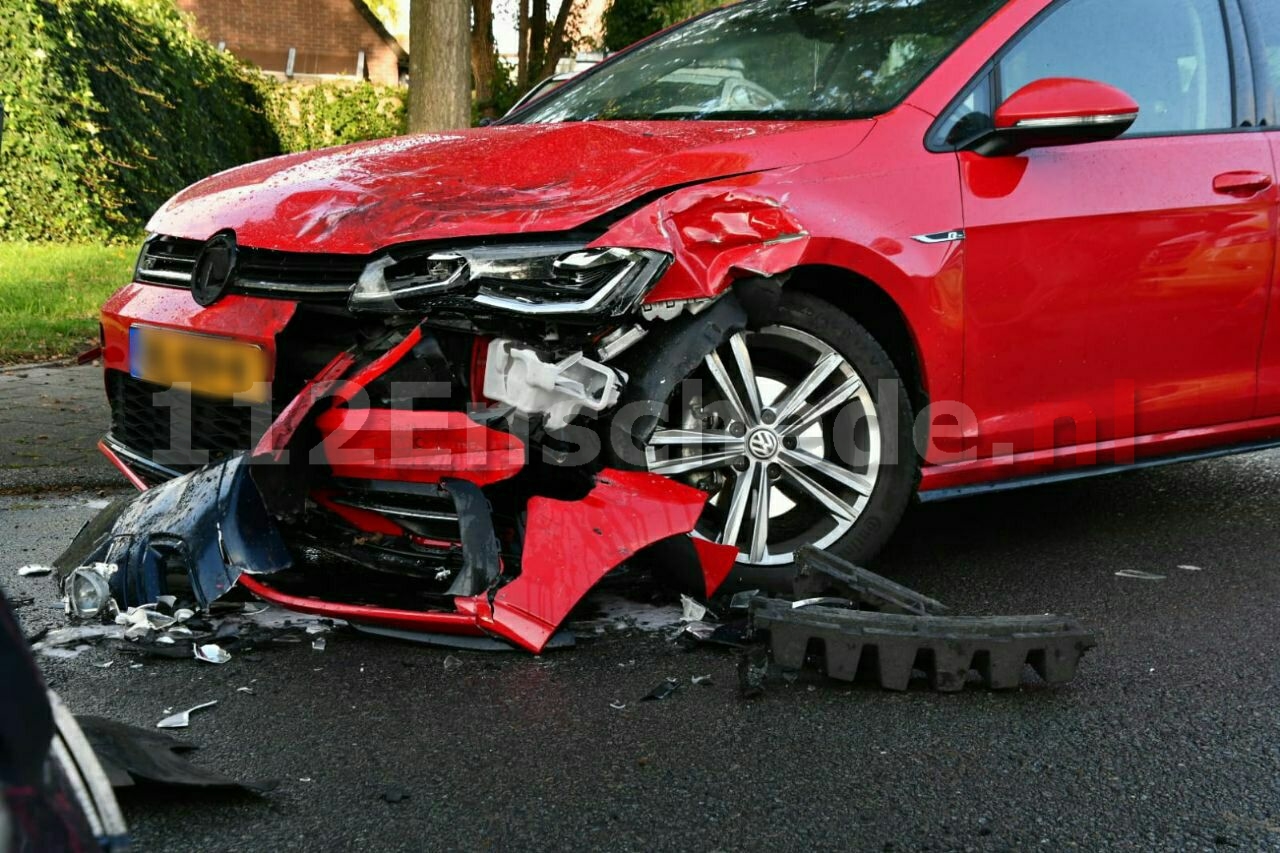 Frontale aanrijding tussen twee auto’s in Enschede