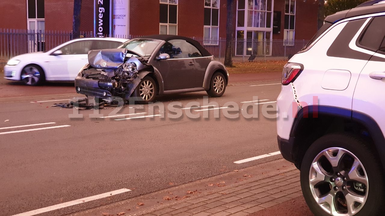 Auto total loss bij aanrijding in Enschede