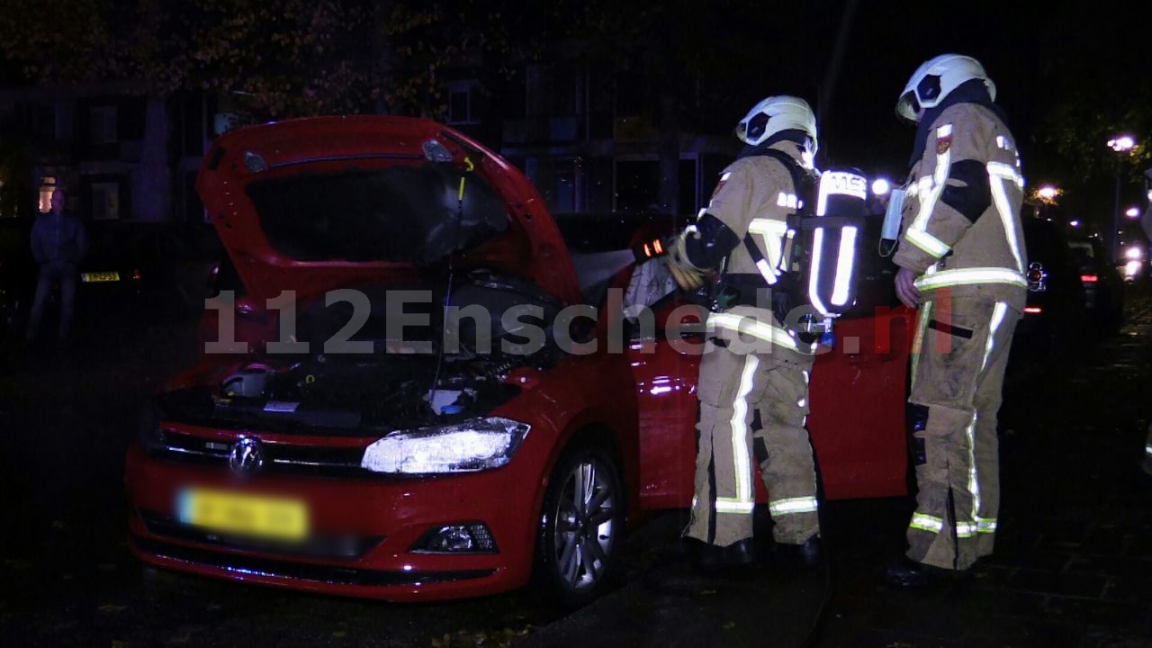 Video: Opnieuw geparkeerde auto in brand in Enschede