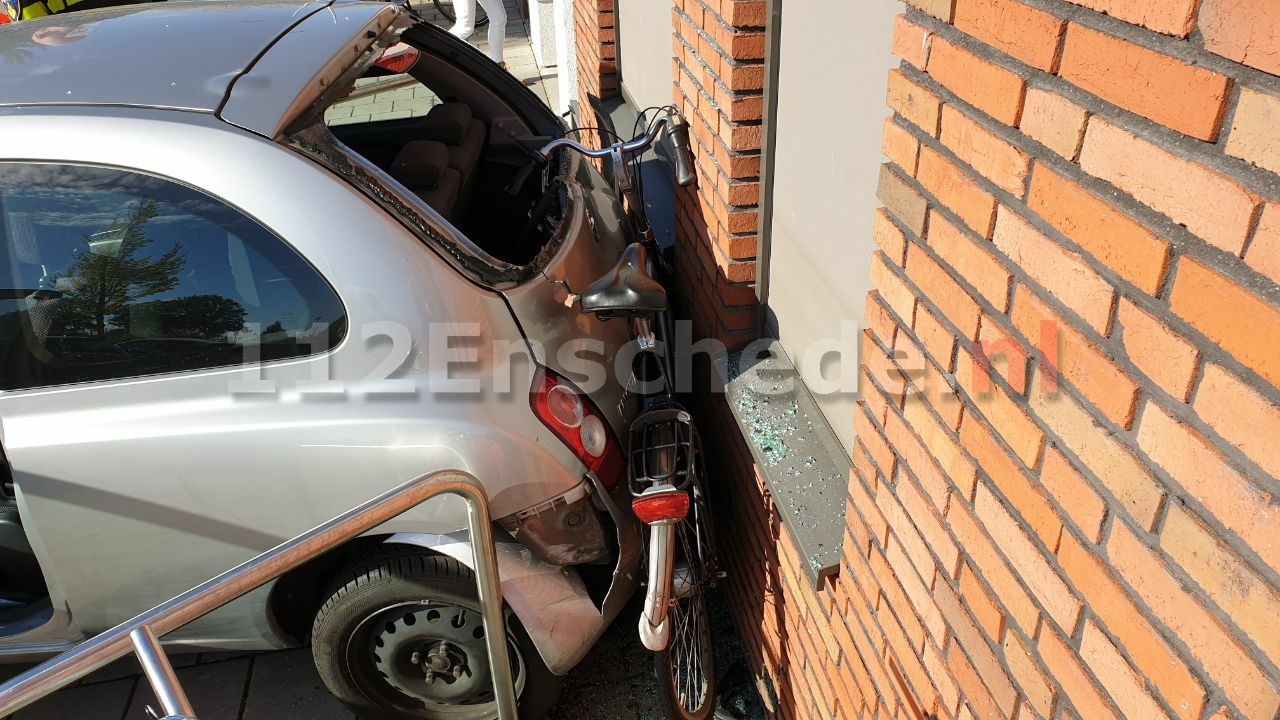 Auto rijdt tegen pand in Enschede