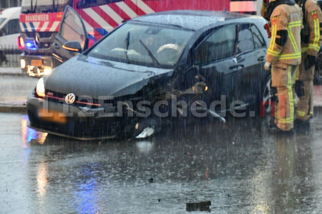 UPDATE: Ravage bij aanrijding in Enschede, auto ramt verkeerslicht