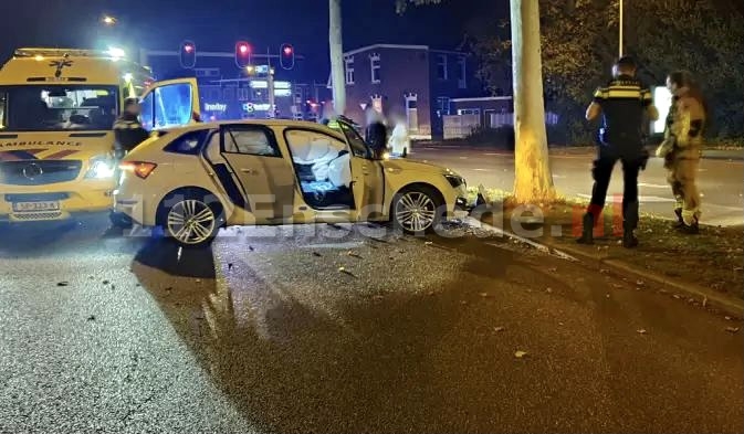 Auto botst frontaal op boom in Enschede