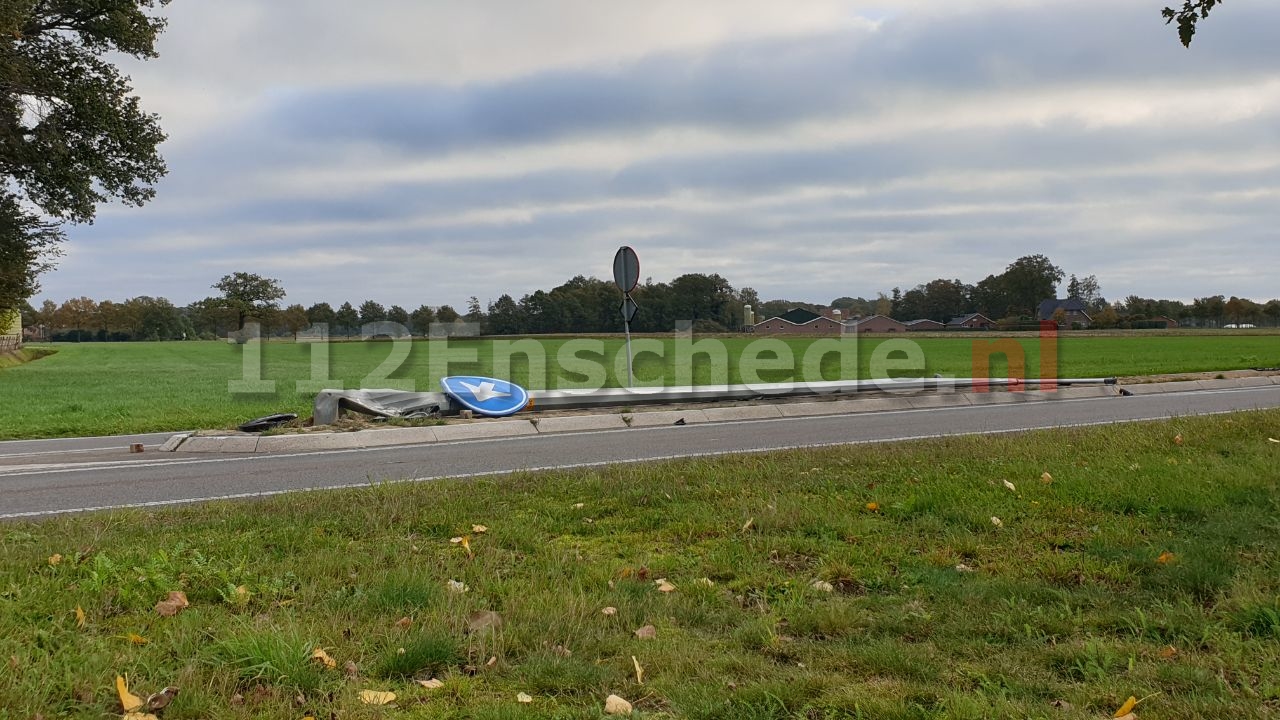 Auto ramt lichtmast op de N347 bij Haaksbergen