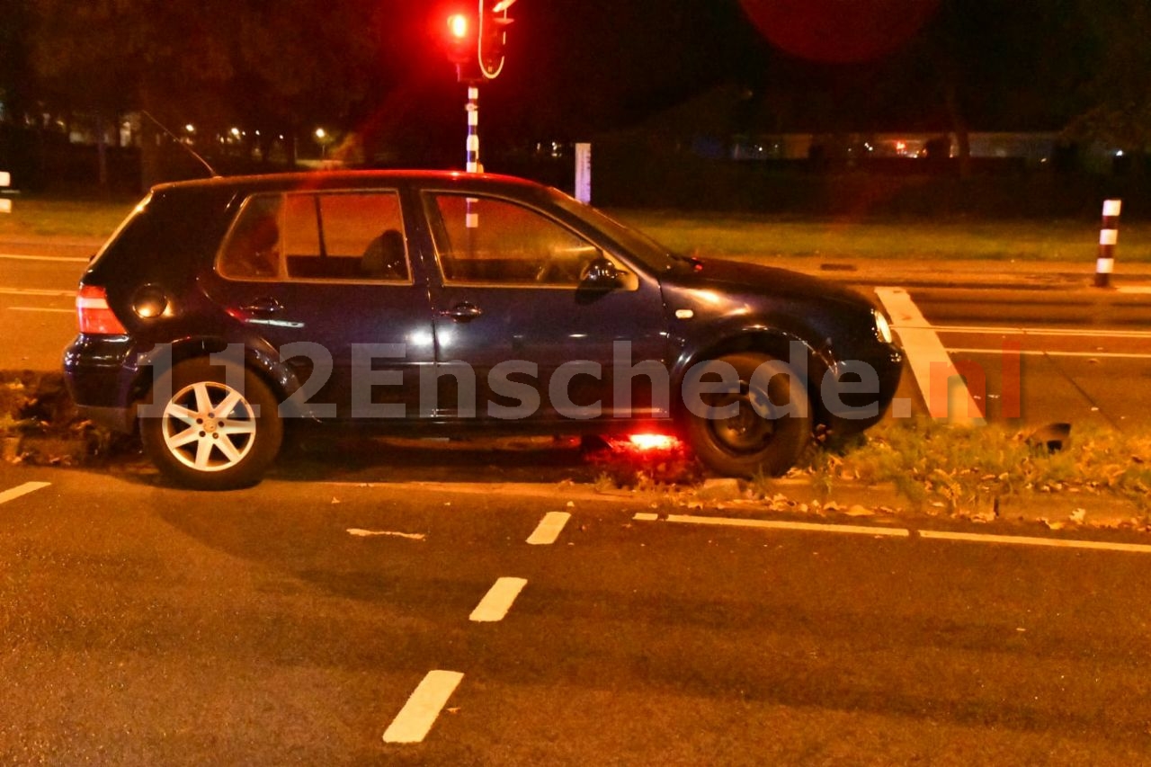 VIDEO: Verkeerslicht opnieuw geramd in Enschede, bestuurder slaat op de vlucht