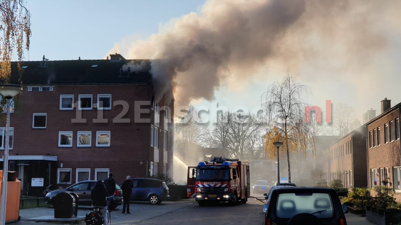 VIDEO: Appartement brandt volledig uit in Enschede