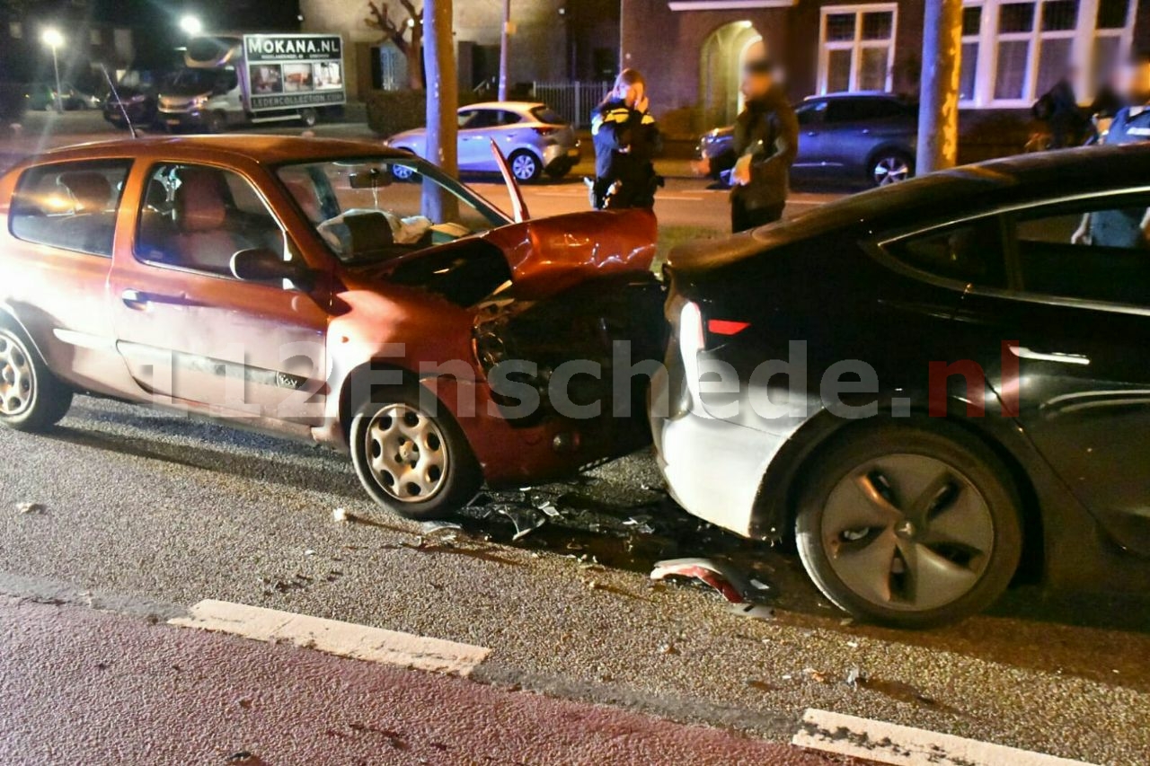 Auto total loss bij aanrijding in Enschede